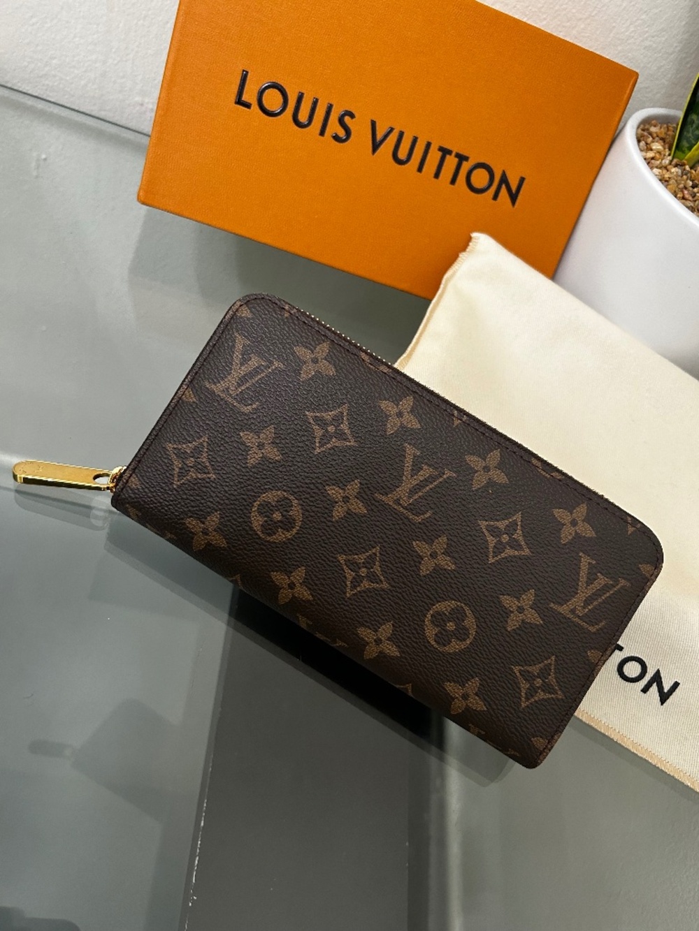 Louis Vuitton Zippy Wallet woman’s